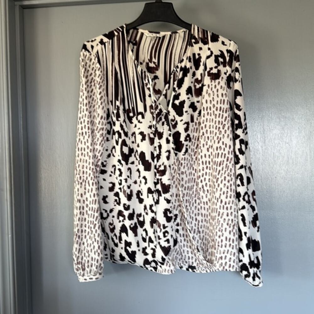 Cabi Women's Wrap Pullover Top V-Neck Long Sleeves Animal Print sz L Tie Neck - Picture 1 of 5